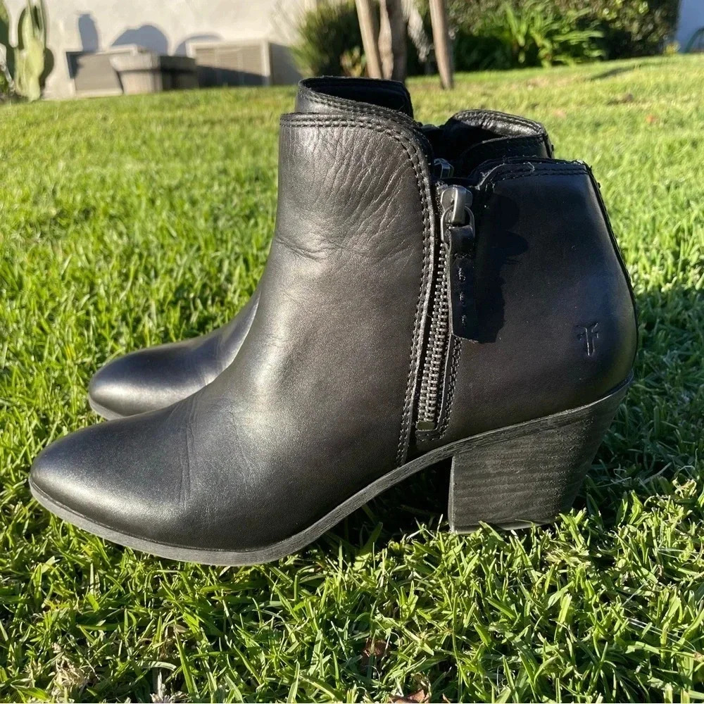 EUC FRYE Judith Double Zip Stacked Heel Pointed Toe Ankle Boots in Black Size 9M - Picture 7 of 17